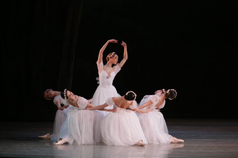 Chopiniana by N.Razina 2 La storia della danza, a Ravenna. Il Balletto del Teatro Mariinskij di San Pietroburgo, la più importante compagnia di danza classica al mondo, chiude l’edizione 2014 del Ravenna Festival