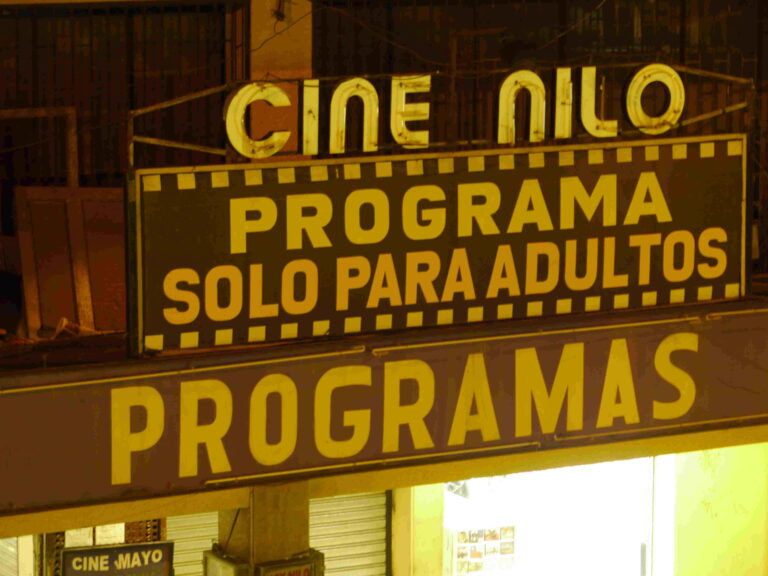Cine Nilo Fotogallery da Santiago del Cile: primi eventi in attesa dell’opening di Ch.ACO, con Carlos Amorales che occupa un cinema a luci rosse... 