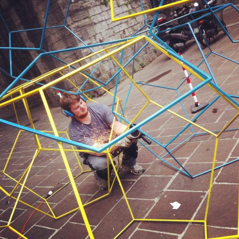 ComON Luca Raimondi al lavoro. Photo Emanuele Scilleri Urban art sul Lago di Como: Opiemme e Massimo Giacon tra gli ospiti della terza edizione di ComON, mostra itinerante per la città