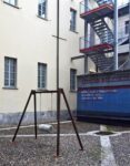 ComON Manuel Felisi Altalena. Photo Emanuele Scilleri 2 Urban art sul Lago di Como: Opiemme e Massimo Giacon tra gli ospiti della terza edizione di ComON, mostra itinerante per la città