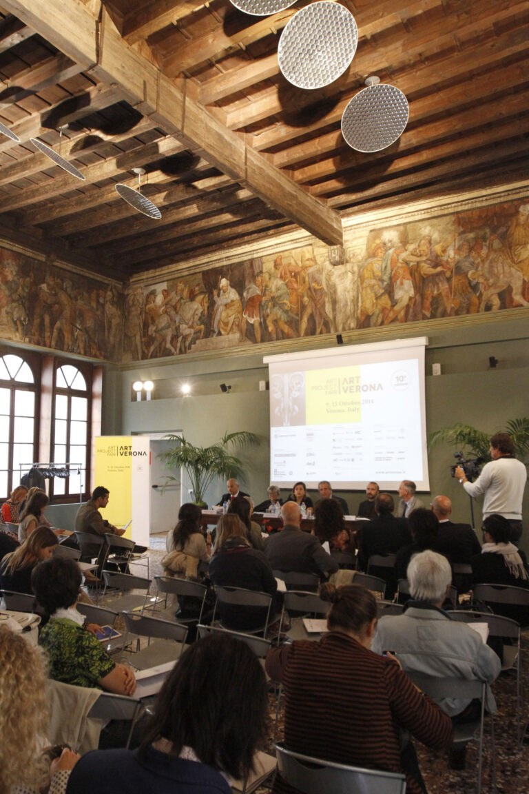 Conferenza stampa 10a edizione di ArtVerona ArtVerona, ecco come sarà. Presentata l’edizione 2014 della fiera scaligera: fra incroci con la città, nuovo fondo acquisti e omaggi a grandi nomi, da Antonioni a Castellani