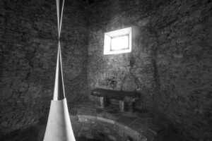 Ecco le immagini della nuova installazione di Hiroshi Sugimoto al Castello di Ama. Che festeggia quindici anni di prestigiosi site specific nel cuore del Chianti