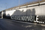 DSC 7488 I lettori segnalano. Il murales di un importante artista spagnolo è appena ultimato ma i tifosi della Lazio lo ricoprono con delle ridicole scritte