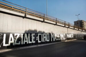 I lettori segnalano. Il murales di un importante artista spagnolo è appena ultimato ma i tifosi della Lazio lo ricoprono con delle ridicole scritte