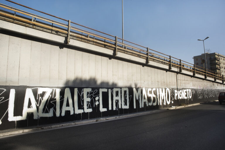 DSC 7490 I lettori segnalano. Il murales di un importante artista spagnolo è appena ultimato ma i tifosi della Lazio lo ricoprono con delle ridicole scritte