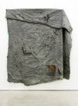 David Hammons Untitled 2014 Mixed media on canvas 299.7 x 281.9 x 59.7 cm David Hammons gioca a basket da White Cube