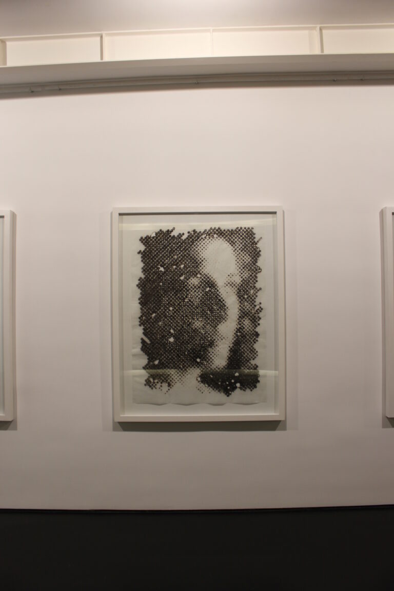 Davide Cantoni “New York Times 19 Giugno 2013” 2014 disegno bruciato 122 cm x 91.5 cm Cronaca e memoria. Nei ritratti bruciati di Davide Cantoni
