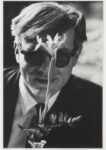 Dennis Hopper Andy Warhol with flower 1963 Courtesy of the Hopper Art Trust and Gagosian Gallery Graffiando il sogno americano. Dennis Hopper a Roma