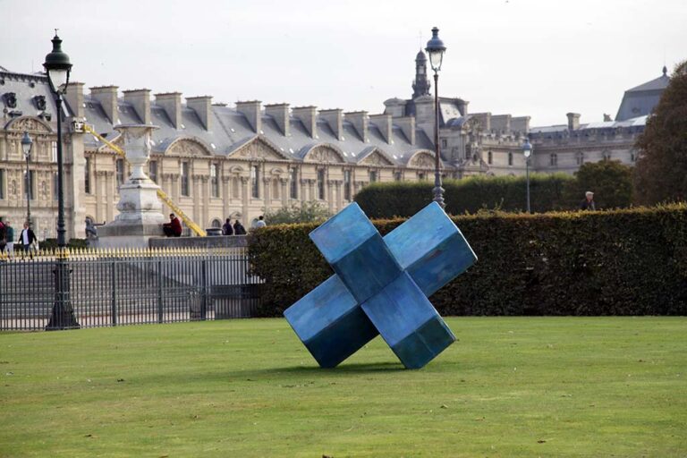 Ernesto Sartori Une multiplication Paris Updates: quindici immagini per raccontarvi dalle Tuileries la sezione opere di grandi dimensioni della Fiac. Unlimited in giardino, da Baselitz a Boltanski, a Houseago