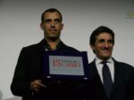 Fabio Viale e Urbano Cairo Fabio Viale vince il Premio Cairo 2015: e tra il pubblico c’è chi rumoreggia per una scelta tutt’altro che a sorpresa