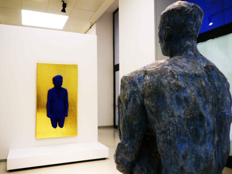Fontana e Klein a Milano 12 Yves Klein ritrova Lucio Fontana a Milano: fotogallery in anteprima dalla mostra che al Museo del Novecento ci riporta al 1957...