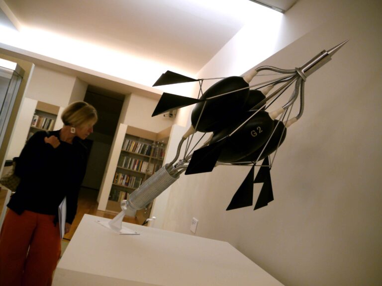 Fontana e Klein a Milano 3 Yves Klein ritrova Lucio Fontana a Milano: fotogallery in anteprima dalla mostra che al Museo del Novecento ci riporta al 1957...