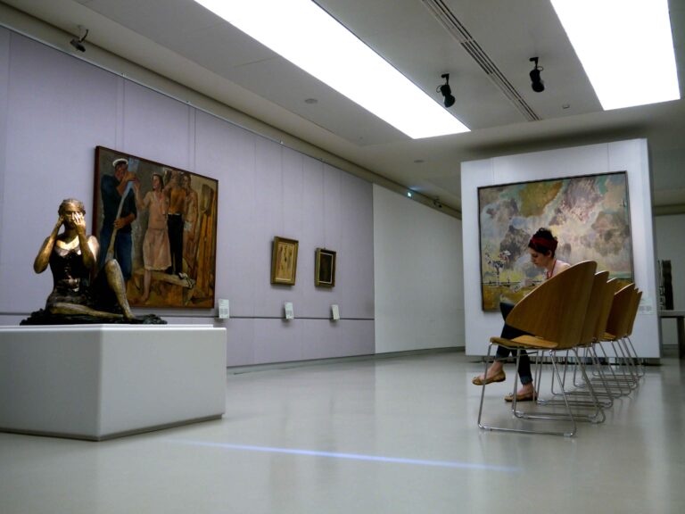 Fontana e Klein a Milano 4 Yves Klein ritrova Lucio Fontana a Milano: fotogallery in anteprima dalla mostra che al Museo del Novecento ci riporta al 1957...