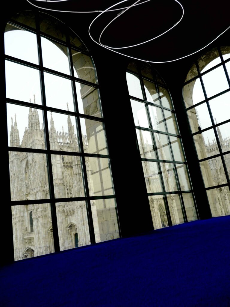 Fontana e Klein a Milano 5 Yves Klein ritrova Lucio Fontana a Milano: fotogallery in anteprima dalla mostra che al Museo del Novecento ci riporta al 1957...