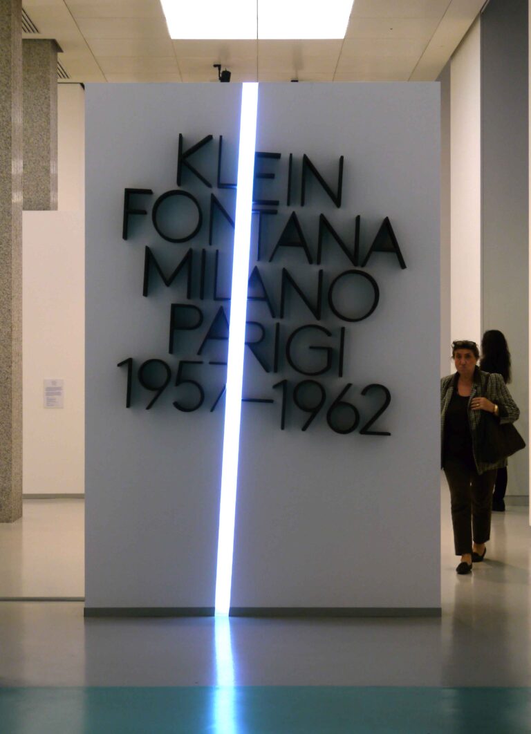 Fontana e Klein a Milano 9 Yves Klein ritrova Lucio Fontana a Milano: fotogallery in anteprima dalla mostra che al Museo del Novecento ci riporta al 1957...