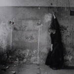 Francesca Woodman Untitled Rome 1977 78 gelatin silver print 10x10 cm Solitudini a stretto contatto. Il paradosso in mostra a Milano