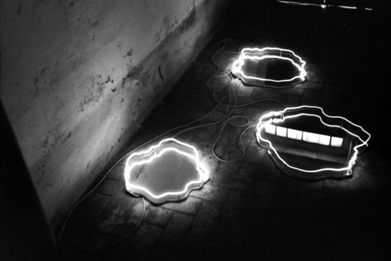 Franco Guerzoni Pozze dacqua specchi e luce al neon misure variabili 1969 foto di Luigi Ghirri e Franco Guerzoni 3 xl Viaggi randagi con Luigi Ghirri. Il racconto di Franco Guerzoni
