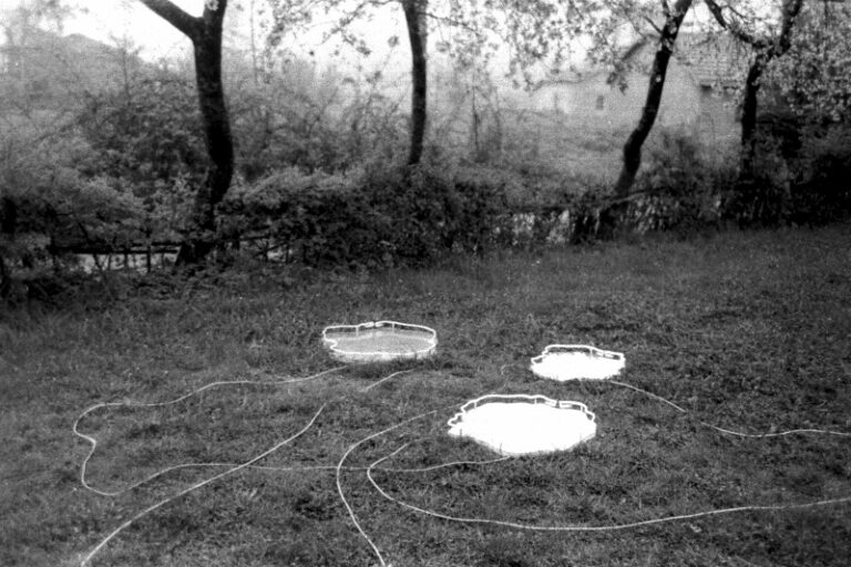 Franco Guerzoni Pozze dacqua specchi e luce al neon misure variabili 1969 foto di Luigi Ghirri e Franco Guerzoni 2 800x533 Due artisti a zonzo. Franco Guerzoni e Luigi Ghirri