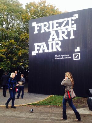 London Updates: primissime immagini live da Frieze Art Fair. E prime vendite, con Hauser + Wirth e Lehmann Maupin a gonfie vele già alla preview