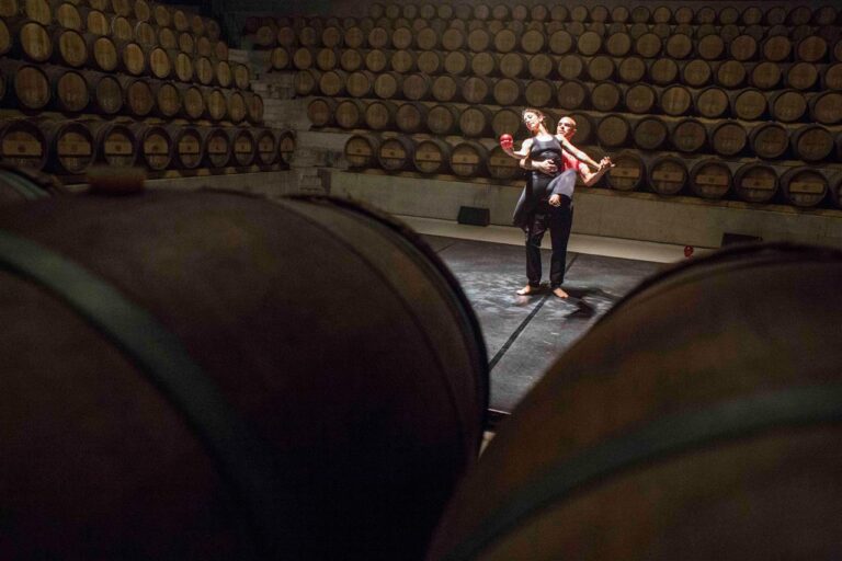 Gavorrano GR Davide La Chapelle nella cantina Rocca di Frassinello. Nella foto prove di coreografia. 2014 10 03 © Carlos Folgoso Massimo Sestini David LaChapelle cantiniere. Ecco le immagini della serata alla Rocca di Frassinello, con l’opera site specific e le etichette Limited Edition