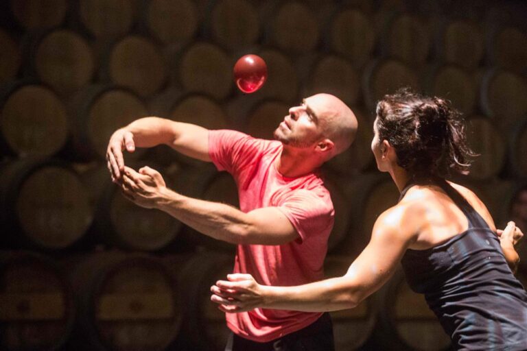 Gavorrano GR Davide La Chapelle nella cantina Rocca di Frassinello. Nella foto prove di coreografia. 2014 10 03 © Carlos Folgoso Massimo Sestini David LaChapelle cantiniere. Ecco le immagini della serata alla Rocca di Frassinello, con l’opera site specific e le etichette Limited Edition