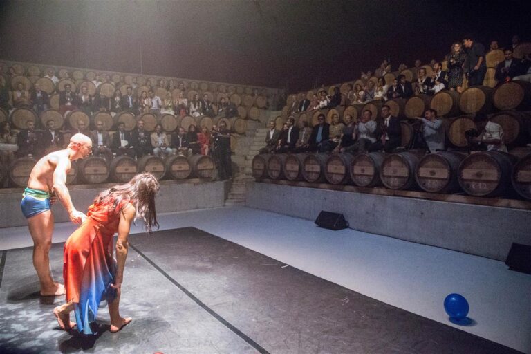 Gavorrano GR Rocca di Frassinello 10 Vendemmie spettacolo nella cantina con il coreografo John Byrne 2014 10 04 © Massimo Sestini David LaChapelle cantiniere. Ecco le immagini della serata alla Rocca di Frassinello, con l’opera site specific e le etichette Limited Edition