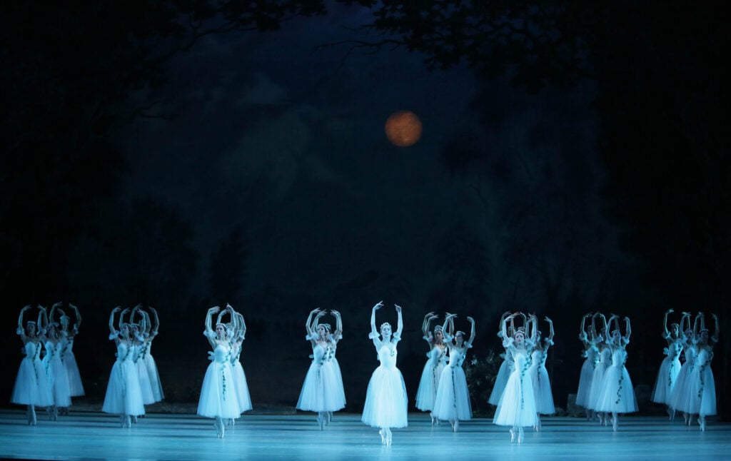 La storia della danza, a Ravenna. Il Balletto del Teatro Mariinskij di San Pietroburgo, la più importante compagnia di danza classica al mondo, chiude l’edizione 2014 del Ravenna Festival