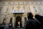 IMG 0546 CMichele DOttavio Halloween con Maurizio Cattelan: a Torino spuntano macabri vessilli su Palazzo Cavour. Dove si sta ultimando l'allestimento della mostra curata dall'artista per Artissima