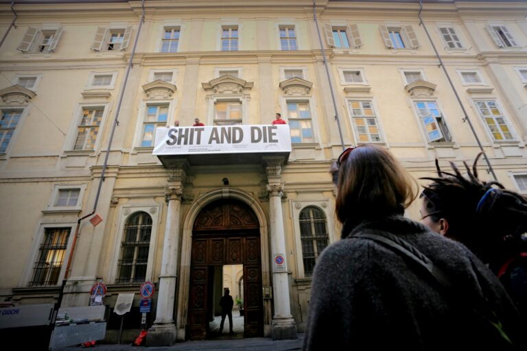 IMG 0546 CMichele DOttavio Halloween con Maurizio Cattelan: a Torino spuntano macabri vessilli su Palazzo Cavour. Dove si sta ultimando l'allestimento della mostra curata dall'artista per Artissima