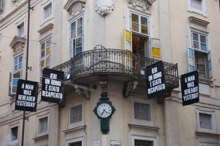 IMG 0563 CMichele DOttavio Halloween con Maurizio Cattelan: a Torino spuntano macabri vessilli su Palazzo Cavour. Dove si sta ultimando l'allestimento della mostra curata dall'artista per Artissima