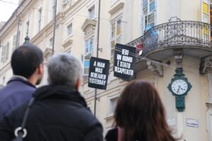 Halloween con Maurizio Cattelan: a Torino spuntano macabri vessilli su Palazzo Cavour. Dove si sta ultimando l’allestimento della mostra curata dall’artista per Artissima