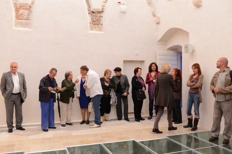 Jannis Kounellis Un’opera per ricordare A work to Remind 8 Jannis Kounellis in Montenegro. Un omaggio all’anima italiana di Perasto e al mitico vessillo veneziano. Le foto dell’installazione nella chiesa di Cattaro