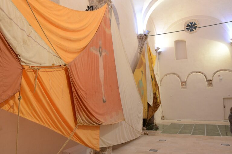 Jannis Kounellis Un’opera per ricordare A work to Remind 4 Jannis Kounellis in Montenegro. Un omaggio all’anima italiana di Perasto e al mitico vessillo veneziano. Le foto dell’installazione nella chiesa di Cattaro