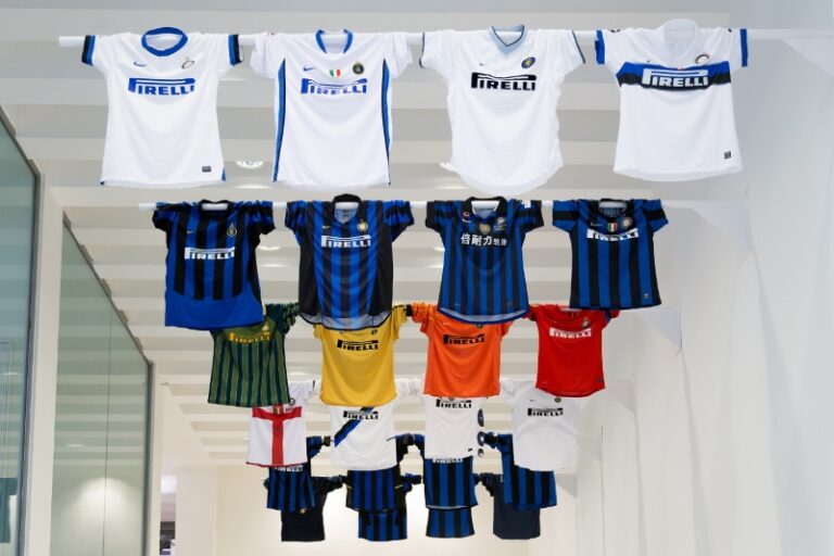 Javier Zanetti in mostra alla Triennale 4 Javier Zanetti, campione da museo: in mostra alla Triennale di Milano i cimeli dell’ex capitano dell’Inter. E i trofei del mitico Triplete