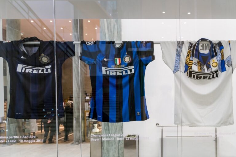 Javier Zanetti in mostra alla Triennale 5 Javier Zanetti, campione da museo: in mostra alla Triennale di Milano i cimeli dell’ex capitano dell’Inter. E i trofei del mitico Triplete