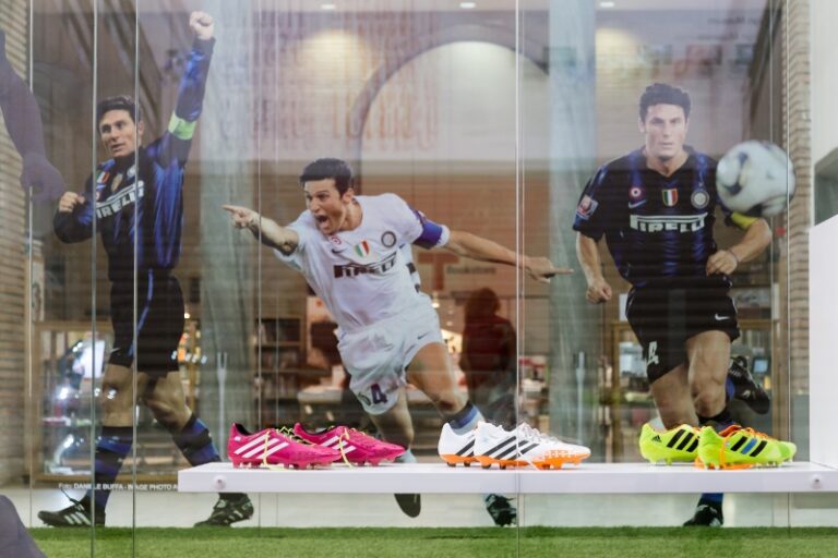 Javier Zanetti in mostra alla Triennale 7 Javier Zanetti, campione da museo: in mostra alla Triennale di Milano i cimeli dell’ex capitano dell’Inter. E i trofei del mitico Triplete
