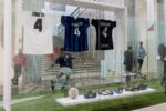 Javier Zanetti in mostra alla Triennale 8 Javier Zanetti, campione da museo: in mostra alla Triennale di Milano i cimeli dell’ex capitano dell’Inter. E i trofei del mitico Triplete