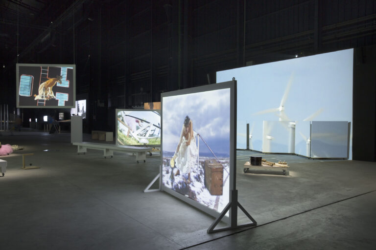 Joan Jonas Light Time Tales 2014. Installation views Fondazione HangarBicocca Milano. Photo by Agostino Osio. Courtesy Fondazione HangarBicocca Milano 16 Benvenuti nel palazzo della memoria. Quello di Joan Jonas