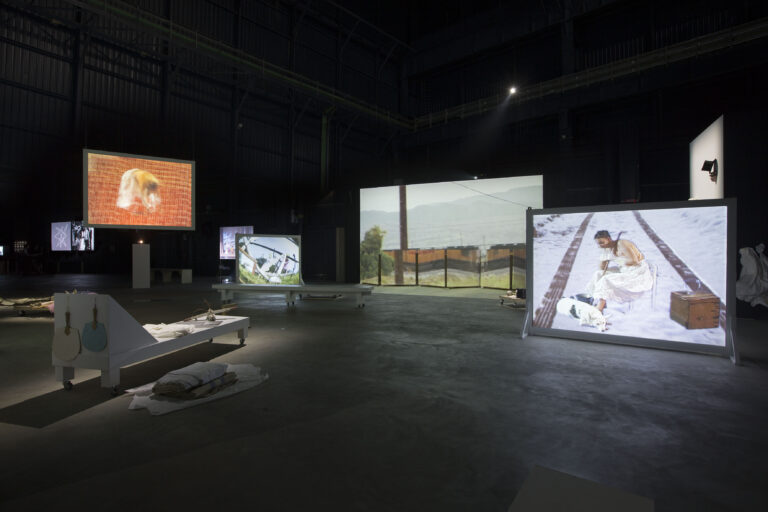 Joan Jonas Light Time Tales 2014. Installation views Fondazione HangarBicocca Milano. Photo by Agostino Osio. Courtesy Fondazione HangarBicocca Milano 3 Benvenuti nel palazzo della memoria. Quello di Joan Jonas