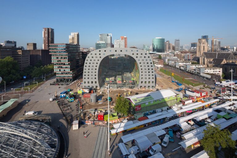 La Markethal di Rotterdam dello studio MVRDV ®Provast MVRDV foto Ossip van Duivenbode Ecco le immagini della Markethal di Rotterdam griffata MVRDV. Un mercato coperto d’autore, con mostre permanenti e una volta d’artista