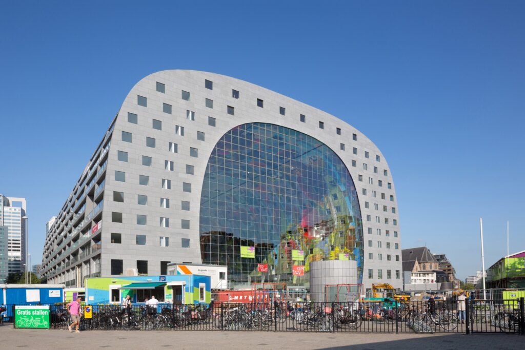 Ecco le immagini della Markethal di Rotterdam griffata MVRDV. Un mercato coperto d’autore, con mostre permanenti e una volta d’artista