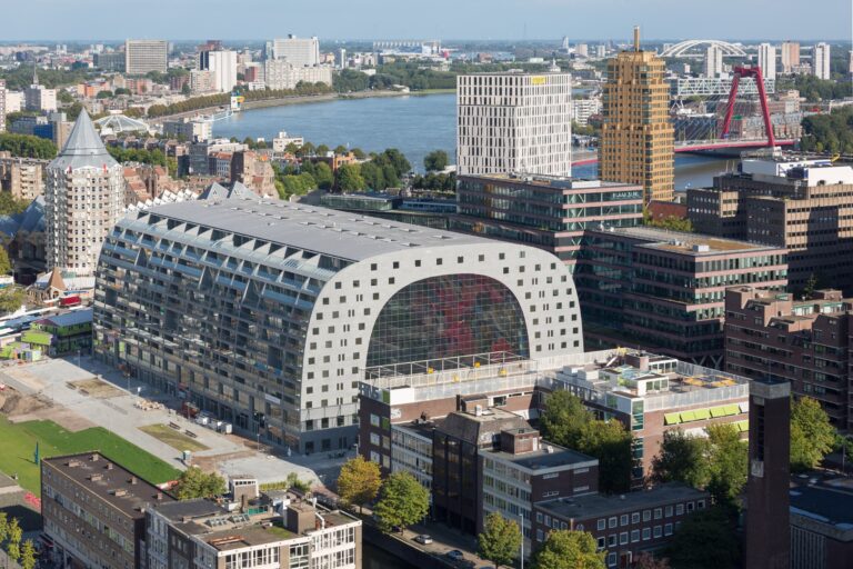 La Markethal di Rotterdam dello studio MVRDV ®Provast MVRDV foto Ossip van Duivenbode 4 Ecco le immagini della Markethal di Rotterdam griffata MVRDV. Un mercato coperto d’autore, con mostre permanenti e una volta d’artista