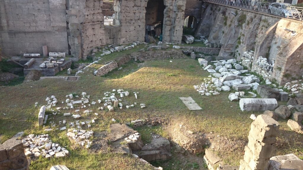 I lettori segnalano. Una baracca in piena regola nel cuore dei Fori Imperiali a Roma. E la soprintendenza che fa? Pensa alle auto in divieto. Per difenderle…