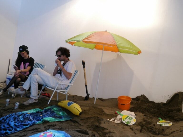 La spiaggia della galleria Local Santiago del Cile: fotogallery da Ch.ACO, con le immagini in anteprima da una delle fiere d’arte contemporanea più importanti del Sud America