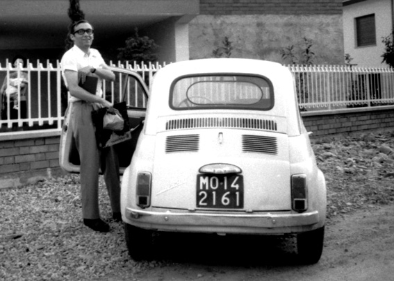 Luigi Ghirri fotografato da Franco Guerzoni, fine anni '60, Courtesy Archivio Franco Guerzoni