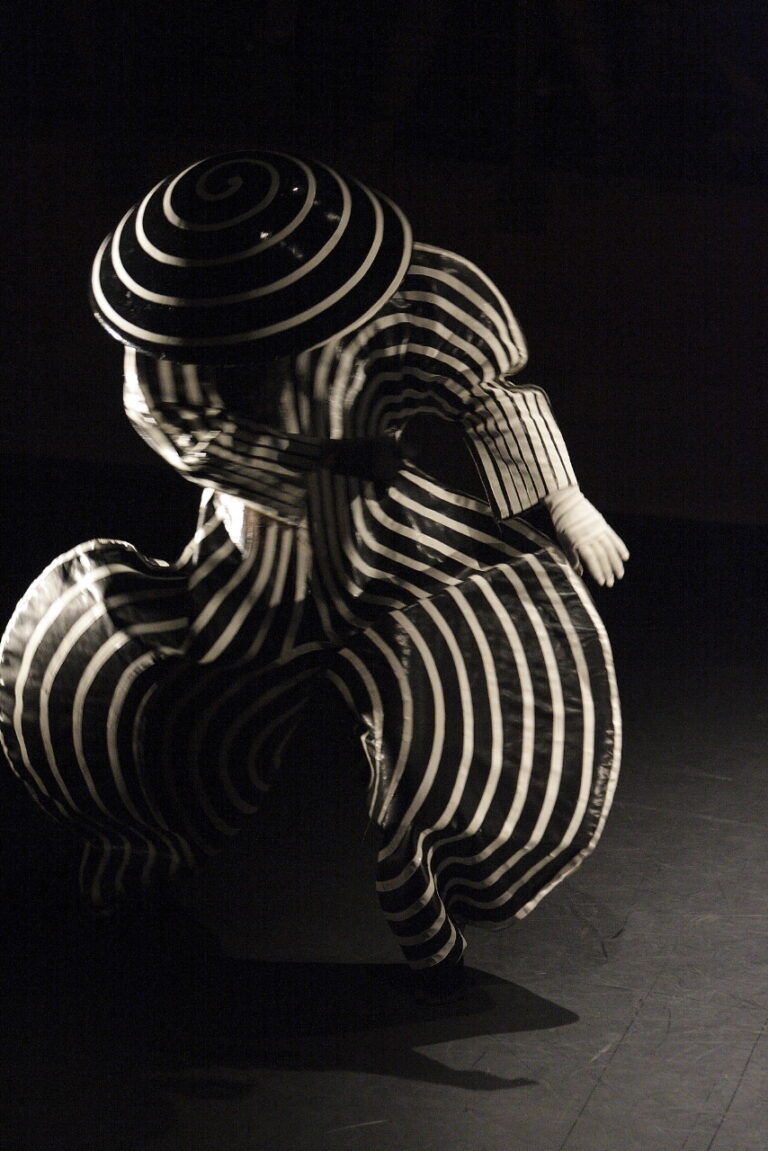 MG 1093 Atsushi Takenochi a Napoli. Coreografia per corpo, suono e abiti-scultura