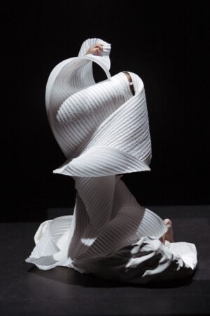 Atsushi Takenochi a Napoli. Coreografia per corpo, suono e abiti-scultura