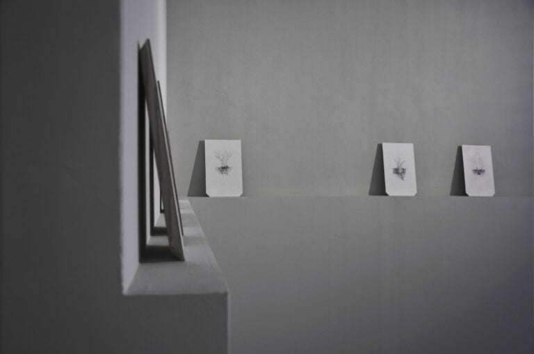 Marco Maria Giuseppe Scifo, Ctònio, 2014, disegni a grafite su carta adesivizzata su pannelli di legno bilamellare, audio virtual surround, site-specific, part