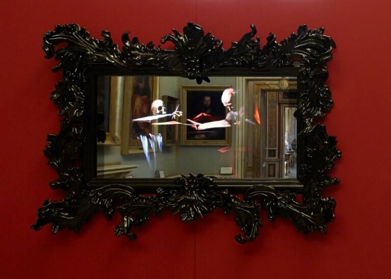 Mat Collishaw Black Mirror Sala XVI San Gerolamo cm 105 x 137 x 34 vetro di Murano specchio di sorveglianza acciaio legno lacca schermo LCD 40’ e disco rigido. Foto di Andrea Simi Barocco macabro e sublime caravaggesco. Mat Collishaw alla Galleria Borghese
