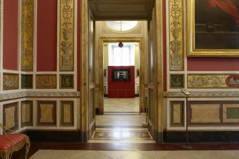 Mat Collishaw Black Mirror Sala XVI San Gerolamo cm 105 x 137 x 34 vetro di Murano specchio di sorveglianza acciaio legno lacca schermo LCD 40’ e disco rigido. Foto di Andrea Simi 3 Barocco macabro e sublime caravaggesco. Mat Collishaw alla Galleria Borghese